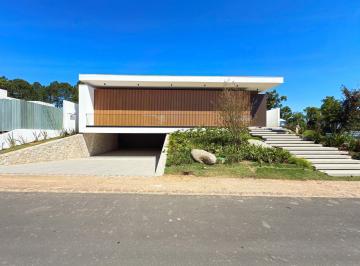Casa · 434m² · 4 Quartos · 6 Vagas · A casa conta com 434m2 de área construída, mas com um aproveitamento total dos 1.012m2 do lote