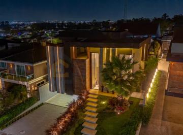 Casa · 350m² · 3 Quartos · 4 Vagas · Casa Térrea de 350m2 com 3 suítes, piscina Aquecida, Porteira Fechada no Condomí