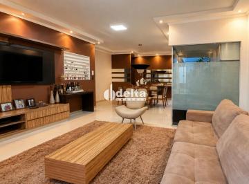 Casa · 250m² · 4 Quartos · 2 Vagas · Casa com 4 quartos sendo 2 suíte disponível para venda no bairro Alto Umuarama em Uberlândia-MG
