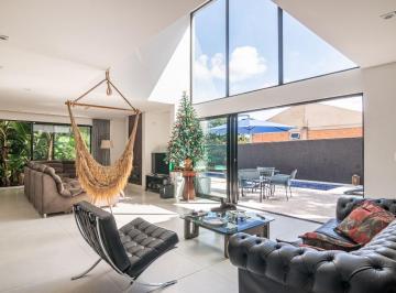 Casa de 3 quartos, Curitiba · moderna, privativa, aquecimento solar inclusive na piscina, tratamento sem cloro, venda ou locação.