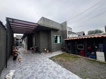 Casa de 2 quartos, Peruíbe · Casa com 3 quartos e espaço para piscina em Peruíbe.