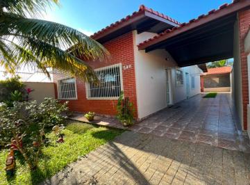Casa de 3 quartos, Peruíbe · Casa à 350m do mar com 3 quartos e área gourmet em Peruíbe.