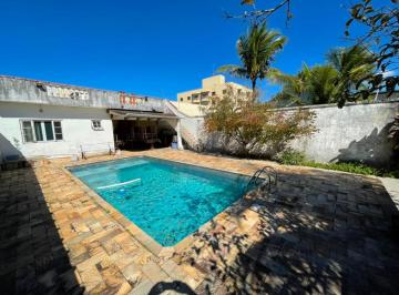 Casa de 4 quartos, Peruíbe · Casa com 4 quartos e piscina em Peruíbe.