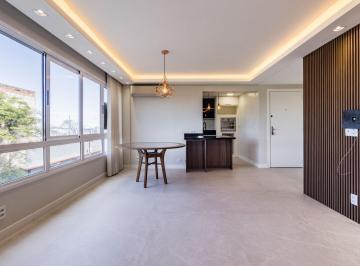 Apartamento · 70m² · 2 Quartos · 1 Vaga · Apartamento reformado de 2 dormitórios com suíte no Jardim Botânico