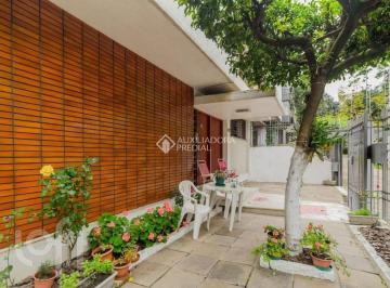 Casa · 320m² · 4 Quartos · 2 Vagas · Ampla casa de esquina na Av. Palmeira