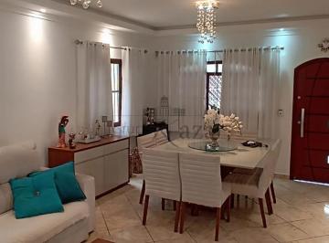 Casa · 250m² · 3 Quartos · 2 Vagas · Oportunidade - Casa - Cidade Jardim - Jacareí - 3 Dormitórios sendo 1 Suíte - 210m².