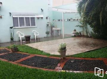 Casa · 194m² · 3 Quartos · 2 Vagas · Casa com 3 dormitórios, suíte, churrasqueira e amplo pátio.
