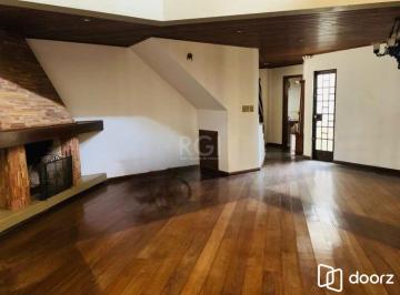 Casa · 334m² · 3 Quartos · 2 Vagas · Encantadora residência com 03 dormitórios sendo 01 suíte e piscina.