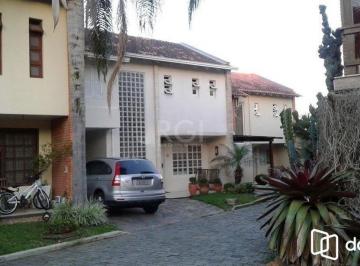 Casa · 350m² · 3 Quartos · 2 Vagas · Excelente casa em condominío de 350m² com 03 dormitórios sendo 02 suítes.