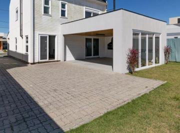 5f495cef0755b5fa6c3bd2d100020554e97e39c6 · Sobrado com 3 suítes e escritório, semi mobiliado no Alphaville