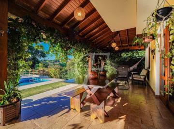 34738f0e9cc7ee301755e3f785f102564d4357cd · Casa rústica e acolhedora na Granja Viana II | Quintal arborizado, piscina e área gourmet integradas