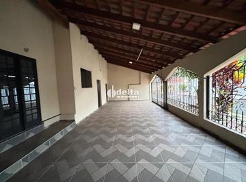 Casa · 250m² · 3 Quartos · 5 Vagas · Casa com 3 quartos disponível para locação e venda no bairro Carajás em Uberlândia-MG