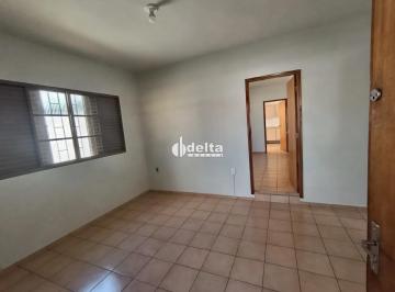 Casa · 250m² · 3 Quartos · 2 Vagas · Casa com 3 quartos sendo 1 suíte disponível para  locação no bairro Aparecida em Uberlândia-MG
