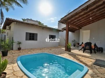 Casa · 330m² · 3 Quartos · 4 Vagas · Casa residencial mobiliada com 3 quartos sendo 2 suítes disponível para locação no bairro Vigilato P