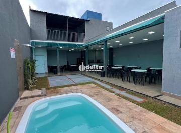 Comercial · 250m² · 2 Quartos · 1 Vaga · Casa comercial disponível para locação no bairro Laranjeiras em Uberlândia-MG