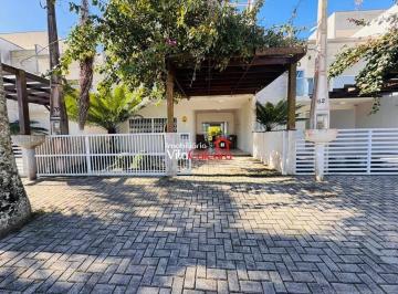 Casa · 197m² · 3 Quartos · 2 Vagas · Triplex na quadra do mar em Praia de Leste