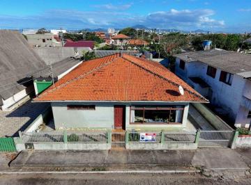 Casa · 197m² · 4 Quartos · 4 Vagas · Casa a 100m da praia com edicula em Meia Praia, Navegantes