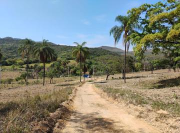 Rural de 3 quartos, Sabará · Fazendinha a 20 km de BH. 1 km do asfalto.