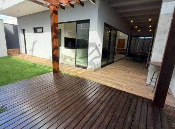 Casa · 210m² · 3 Quartos · 2 Vagas · Casa de Alto Padrão à Venda – Bairro Novo Mundo