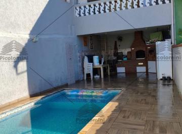 Foto 01 · Casa Térrea na Penha com 250 metros, 3 Quartos, 2 Suítes, Sala com lareira, 4 Banheiros, 4 Vagas. Qu