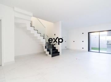 Vista da sala de estar para a sala de jantar, cozinha e porta de acesso para o quintal. · Sobrado com quintal, churrasqueira e sol.