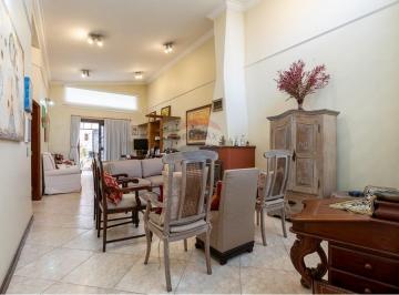Casa · 230m² · 2 Quartos · 4 Vagas · Casa térrea com muito espaço, próxima ao metrô Praça da Árvore!