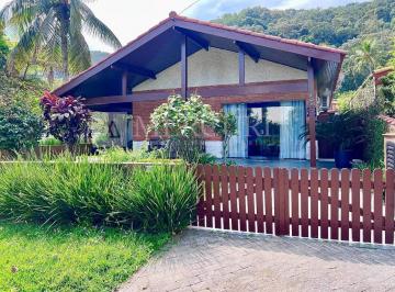 Casa · 142m² · 4 Quartos · 2 Vagas · Residência em condomínio fechado no Balneário Praia de Pernambuco, em Guarujá, inserida em contexto