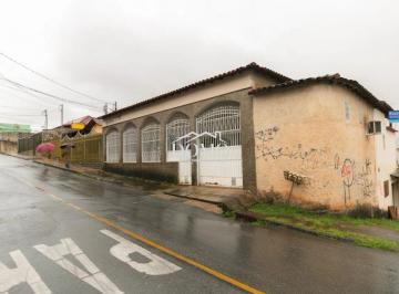 vimz982ythkywjjy2eznzg5_md · CASA COM 03 QUARTOS, SENDO 01 SUÍTE E 03 LOJAS
