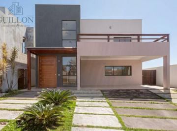 Casa · 320m² · 3 Quartos · 4 Vagas · Sobrado Espaçoso com 3 Suítes no Condomínio Reserva dos Lagos