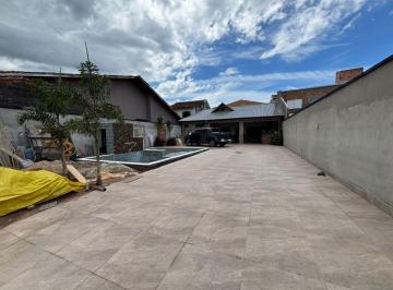 Casa de 3 quartos, Peruíbe · Casa com 3 quartos e piscina em Peruíbe.