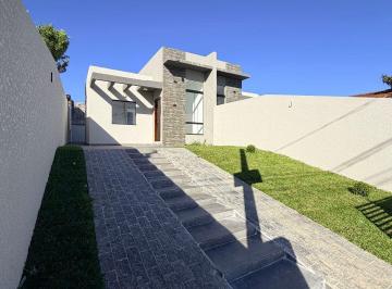 Casa · 70m² · 3 Quartos · 2 Vagas · Casa Nova à Venda em Araucária | 3 Quartos, 1 Suíte e Garagem para 3 Carros