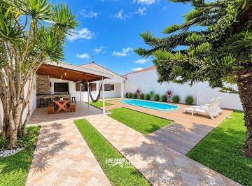 Casa · 192m² · 2 Quartos · 2 Vagas · Casa com piscina e dois dormitorios na faixa mar