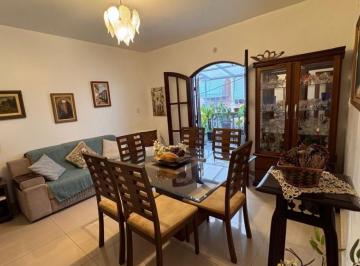 Casa de 5 quartos, Niterói · 2 casas independentes, oferecendo excelente oportunidade para moradia e geração de renda, em Santa R