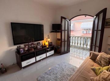 Casa de 5 quartos, Niterói · 2 casas independentes, oferecendo excelente oportunidade para moradia e geração de renda, em Santa R