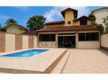 Casa · 108m² · 3 Quartos · 6 Vagas · Sobrado de Sonho à Venda em Bertioga, SP!