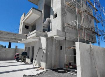 Casa de 3 quartos, Curitiba · Sobrado em Condomínio de 151,34 m², 3 quartos, 3 suítes, 4 vagas de garagem à venda em Hauer