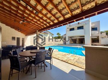 Foto · Casa de alto padrão com piscina e área gourmet no Jardim Acapulco, Guarujá.