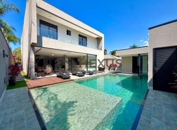 Foto · Casa de alto padrão com piscina e área gourmet no Jardim Acapulco, Guarujá.