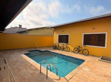 Casa de 4 quartos, Peruíbe · Casa com 4 quartos e piscina em Peruíbe.