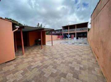 Casa de 3 quartos, Peruíbe · Casa com 3 quartos e espaço para piscina em Peruíbe.