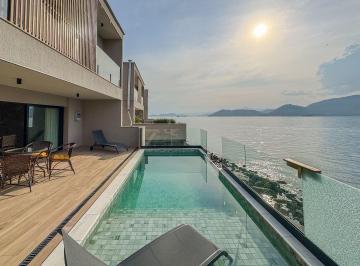Casa · 260m² · 4 Quartos · 2 Vagas · Seu refúgio à beira-mar, com o pôr do sol como cenário