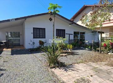 Casa · 200m² · 3 Quartos · Imóvel em terreno de 336,00 m², localizado a 400 metros do mar, em Itapema do Saí, no bairro Barra d