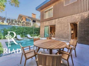 Casa · 701m² · 4 Quartos · 4 Vagas · Casa de Alto Padrão em Alto de Pinheiros | 4 Suítes, Piscina Privativa e Arquitetura de Lucas Takaok