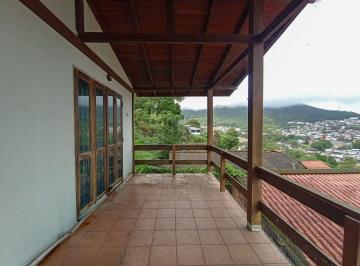 Casa · 213m² · 5 Quartos · 2 Vagas · Casa encantadora 05 quartos (01 suíte) com vista panorâmica, no Monte Verde, Florianópolis