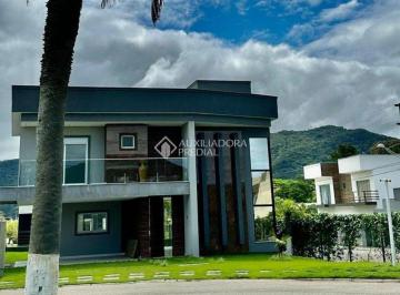Casa · 212m² · 3 Quartos · 4 Vagas · Sofisticação, conforto e lazer nesta Casa de 3 suítes em condomínio