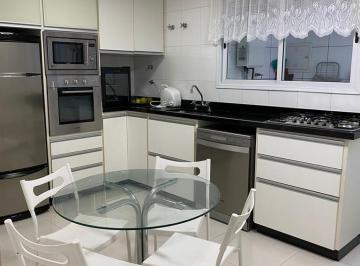 Casa · 390m² · 4 Quartos · 5 Vagas · Casa Alto Padrão em Condomínio com 4 Suítes e Lazer Completo