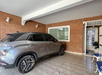 Casa · 140m² · 3 Quartos · 2 Vagas · Sobrado com Churrasqueira, Varanda e 2 Vagas à Venda – 140m²