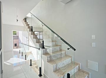 Casa · 330m² · 4 Quartos · 6 Vagas · Sobrado Alto Padrão com 4 Suítes e 6 Vagas no Tremembé