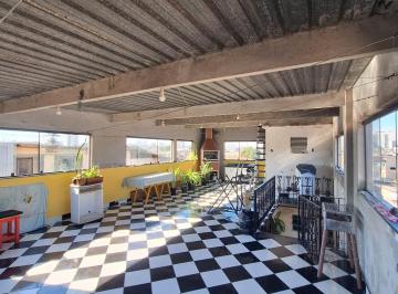 Casa · 250m² · 2 Quartos · 4 Vagas · Sobrado Amplo com 2 Suítes, 4 Vagas e Espaço para Comércio no Jardim Modelo