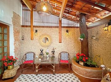 Casa · 180m² · 2 Quartos · 2 Vagas · Casa térrea não geminada | 2 suítes + edícula | Churrasqueira e 2 vagas